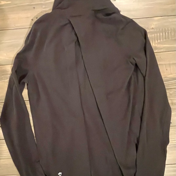 Ivivva by Lululemon! Size 10. Snap up top wrap. Excellent condition! - Picture 6 of 6